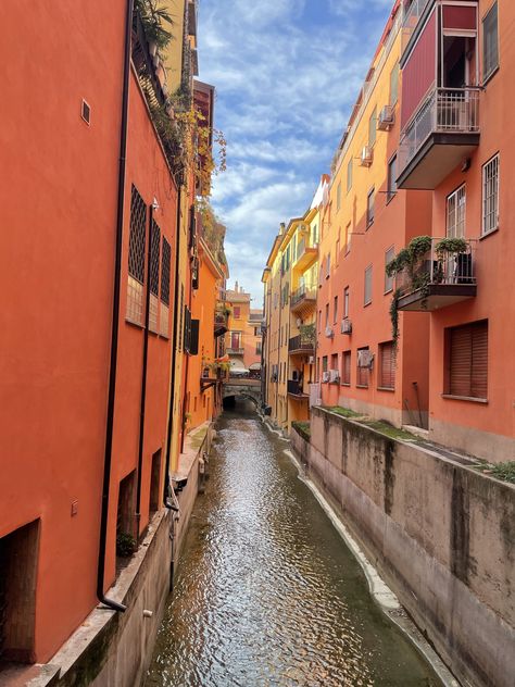 #bologna #italy #italian #allyway #water #house #europe #eurosummer #photography #aesthetic #inspo #inspiration #photoinspo #travel Italy Bologna Aesthetic, Italy Tour, Water House, Bologna Italy, Italy Tours, Italy Photography, Photography Aesthetic, I Want To Travel, Bologna