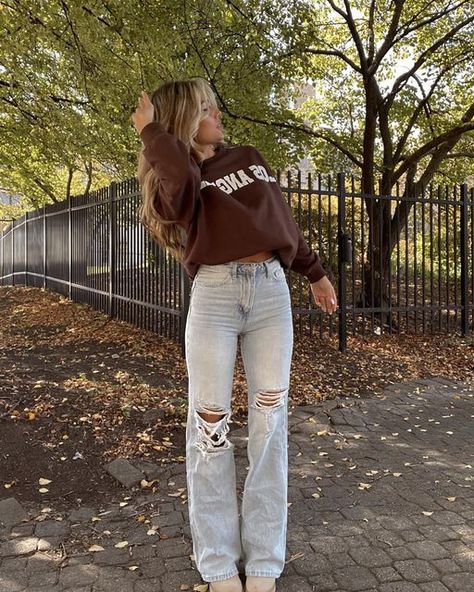 Light Wash Flare Jeans Outfit, Light Flare Jeans, Flared Jeans Outfit Summer, Light Wash Jeans Outfit, Flare Jean Outfit, Flare Jeans Outfit, Lane 201, Jeans Outfit Fall, Denim Flare Jeans