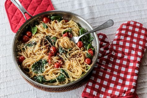 Cherry Tomato, Basil, Spinach and Parmesan Pasta Spaghetti With Spinach, Parmesan Pasta, Cherry Tomato, Tomato Basil, Meat Free, How To Cook Pasta, A Bowl, Cherry Tomatoes, Pasta Dishes