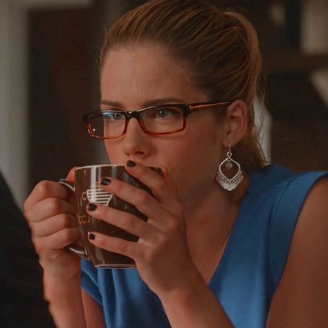 Felicity Smoak Icons, Felicity Smoak Aesthetic, Felicity Smoak Outfits, Arrow Felicity, Smart Outfits, Marvel Fashion, Arrow Cast, Arrow (tv Show), Oliver And Felicity