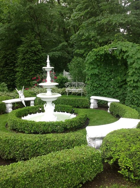 Plants Around Fountain, Garden With Arbor, Italian Garden Design, Fountain Ideas, English Garden Design, Penelope Douglas, Courtyard Gardens Design, Plant Varieties, Rustic Italian