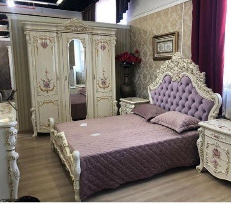 Pakistani Homes Interiors, Pakistani Furniture Design Bedroom, Pakistani Furniture Design, Pakistani Furniture, Furniture Design Bedroom, Glamorous Room, Vintage Bed Frame, Designer Bed Sheets, Modern Style Bedroom