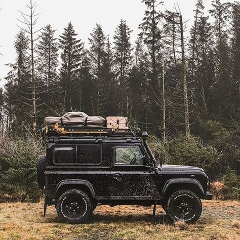 White Spectre Defender By @grp4x4 #Defender110CrewCab #landroverdefender #landroverphotoalbum Mobil Off Road, Expedition Vehicle, Defender 90, Land Rover Series, Bikes Girl, Camping Life, Jeep Life, Car Travel, Small Cars