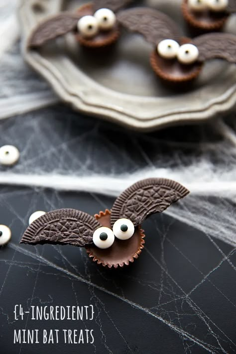 These fun Halloween treats and easy fall snacks that will help you make the most of the season without taking up too much of your time! Great for fall lunches, or fall classroom parties! Bat Treats, Creative Halloween Treats, Biscuits Halloween, Halloween Brownies, Halloween Snacks For Kids, Postres Halloween, Kids Halloween Food, Halloween Treats For Kids, Halloween Sweets