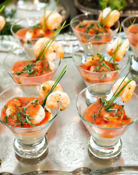 Serve these Shrimp and Grits appetizers at your wedding. Cocktail Hour Food //Aisle Perfect Wedding Food Stations, Wedding Appetizers, Shrimp And Grits, Reception Food, Wedding Reception Food, Food Stations, Shrimp Cocktail, Think Food, Food Display