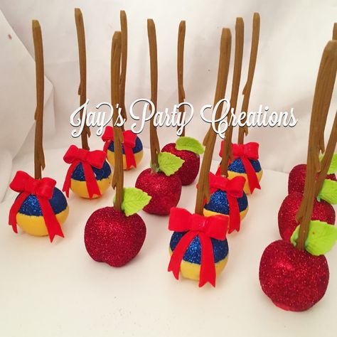 Snow White cake pops Snow White Cake Pops, White Party Foods, Decorated Oreos, White Cake Pops, Snow White Cake, Prince Cake, Snow White Birthday Party, Snow White Birthday, Snow White Party