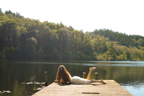 Lake Picnic Photoshoot, Cold Lake Aesthetic, Lakeside Photoshoot Ideas, Lakehouse Photoshoot, Boat Dock Photoshoot, Lake Dock Photoshoot, Dock Pictures Instagram, Lake Photoshoot Summer, Lake Girl Aesthetic