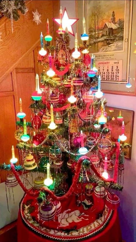 90s Christmas Aesthetic, Old Timey Christmas, Silver Bells Christmas, Christmas Home Decor Ideas, Kitschy Christmas, Old Time Christmas, Retro Christmas Decorations, 90s Christmas, Aluminum Christmas Tree