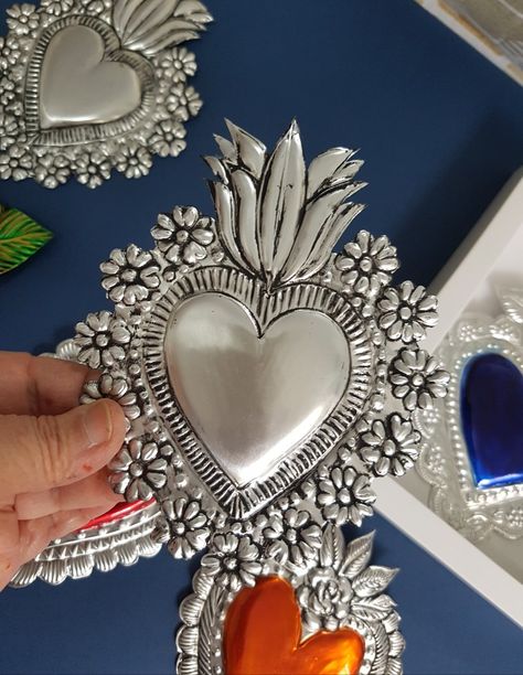 Diy Milagro Heart, Milagro Tattoo, Mexican Tin Art, Mexican Folk Art Decor, Metal Art Jewelry, Aluminum Can Crafts, Diy Earrings Polymer Clay, Metal Embossing, Recycled Tin