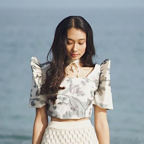 The Mestizo LA on Instagram: "The essence of summer visualized through our #ModernFilipiniana summer pieces. 🌞✨ In photo is the Dari Filipiniana Blouse @studiorobbryan @quayn_pedroso @kmoss.makeup @_karengallano @soapywaterdo #TheMestizoLA #filipiniana #filipiniana #summerstyle #summeroutfit #losangeles" Filipiñana Dress Modern Graduation, Modern Filipiniana Outfit, Modern Filipiniana Bolero, Modern Filipiana Blouse, Filipina Wedding, Bolero Filipiniana, Filipina Dress, Modern Filipiniana Top, Binibining Pilipinas Filipiniana