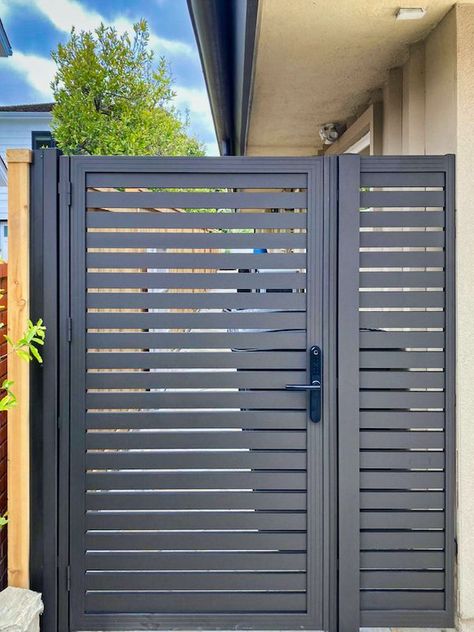 Outdoor Gate Doors, Modern Metal Gates Entrance, Modern Gate Design Entrance Front Fence, Gate Between House And Garage, Gate Metal Design, Gate Ideas For Home, Metal Gates Design Modern, Metal Gates Entrance, Outdoor Gates Ideas