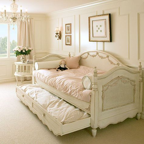 loooooooooooooove. elloise?? Shabby Chic Decorating, Muebles Shabby Chic, Styl Shabby Chic, Estilo Shabby Chic, Decor Shabby Chic, Shabby Chic Bedroom, Shabby Chic Bedrooms, Chic Living Room, Big Girl Rooms