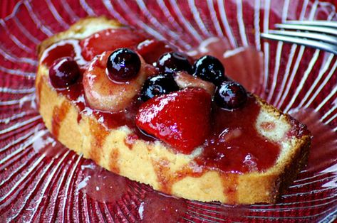 Pound Cake with fruit topping Berry Pound Cake, Banana Pound Cake, Banana Liqueur, Fruit Topping, Strawberries Blueberries, Fruit Toppings, Strawberry Topping, Popular Desserts, Pound Cakes