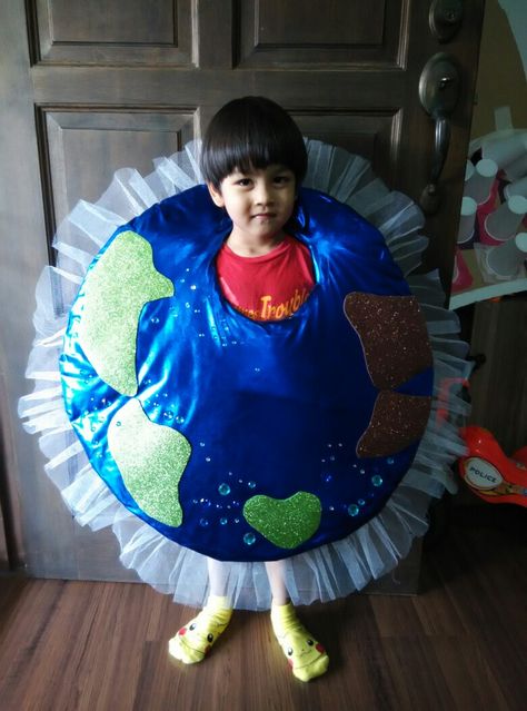 Earth costume Earth Costume Ideas, Earth Costume For Kids, Recycled Costumes For Kids, Earth Costume, Fancy Dress Costumes Kids, Recycled Costumes, Fancy Dress Ideas, About Earth, Celebrity Bride