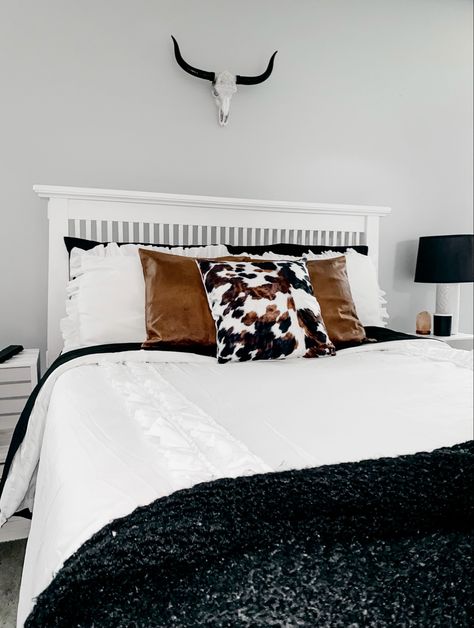 Longhorn Room Decor, Cowhide Pillows Bedroom, Western Bedroom White Furniture, Western Room Inspiration, Western Themed Room Ideas, Neutral Western Home Decor, White Western Bedroom, Cowprint Bedroom Aesthetic, Western Glam Bedroom