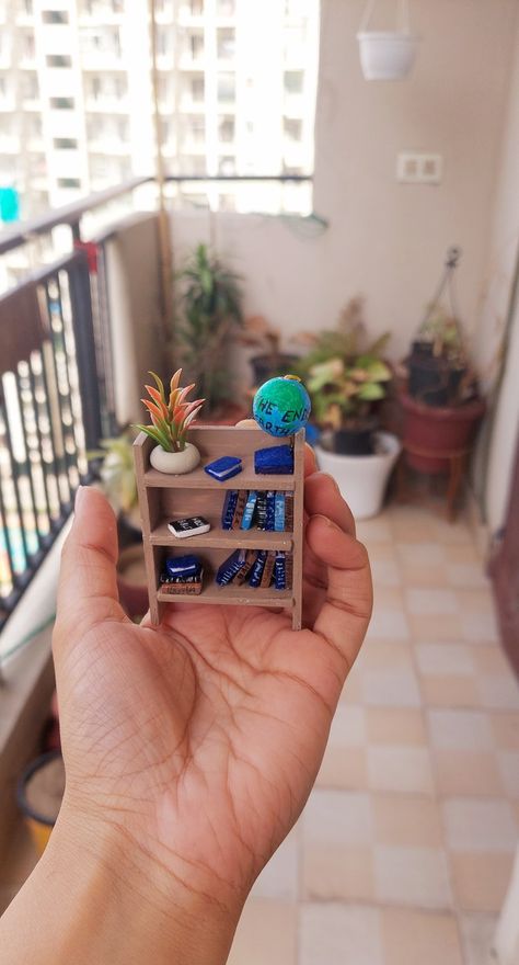 Mini Book Shelf Diy, Polymer Clay Bookshelf, Clay Bookshelf, Bookshelf Miniature, Fall Bookshelf, Diy Photo Frame Cardboard, Cercei Din Lut Polimeric, Miniature Bookshelf, Mini Bookshelf