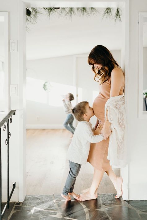 Maternity Photoshoot With Toddler, Photoshoot With Toddler, Creative Maternity Photoshoot, Indoor Maternity Photos, Lifestyle Maternity Photography, Home Maternity Photography, Indoor Maternity Photography, Family Maternity Pictures, Maternity Photography Family