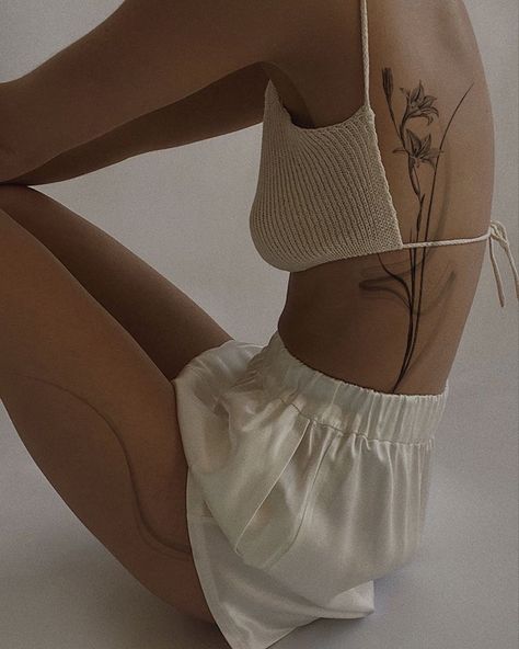 Thigh Tattoos Small Simple, Side Of Ribcage Tattoo, Back Tattoo Leaves, Clean Girl Tattoo Aesthetic, Womens Fine Line Tattoo, Female Rib Tattoos Side Tat, Back Tattoo Women Floral, Clean Girl Tattoo, Tattoo Ideas Placement