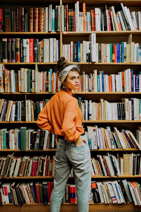 Orange fall fashion street style photoshoot inspiration 2019 library books Library Fashion Photoshoot, Fun Instagram Pictures, Student Photoshoot, Fun Photoshoot Ideas, Bookstore Photoshoot, Library Shoot, Fall Fashion Street Style, Aesthetic Photoshoot Inspiration, Library Fashion