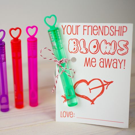 These easy bubble valentines are perfect for a school party. Just print them and attach a bubble wand! Candy Free Valentines, Bubble Valentines, Class Valentines, Happy Hearts Day, Preschool Valentines, Toddler Valentines, Homemade Valentines, Valentines Day Treats, My Funny Valentine