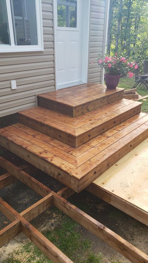 Wooden Deck Steps Ideas, Deck Landing Ideas Stairs, Outdoor Deck Steps Ideas, Small Porch Stairs, Steps To Backyard, Steps Down To Deck From House, Diy Backyard Stairs, Platform Deck Steps, Diy Back Steps To House