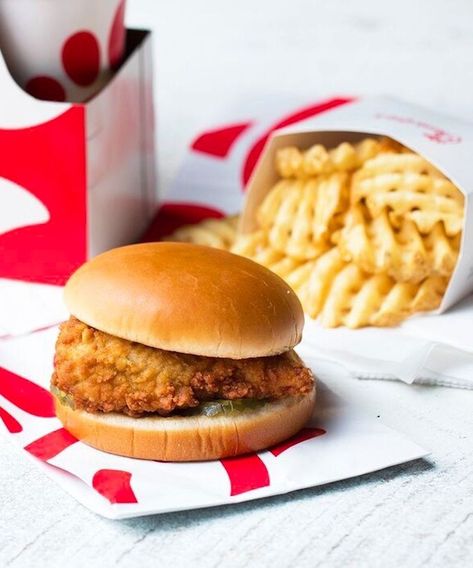 Here's How To Get A Free Chick-fil-A Chicken Sandwich This Week #refinery29 https://www.refinery29.com/en-us/2018/11/216892/chick-fil-a-delivery-free-sandwich-doordash-2018 Yummy Fast Food, Best Fast Food, Chicken Sandwiches, Velvet Cupcakes, Chick Fil A, Chicken Sandwich, A Chicken, Favorite Snack, Food Obsession