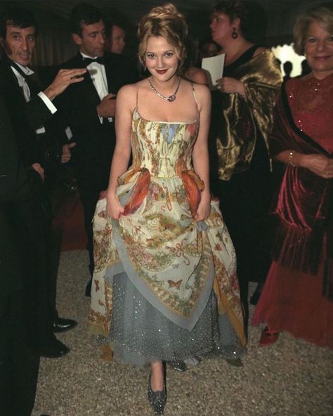 80s 90s 00s | Drew Barrymore at the “Ever After” Gala, 1998. | Instagram Drew Berry More 90s Outfits, After Party Outfit, 90s Red Carpet, Drew Barrymore 90s, 80s Fancy Dress, Fashion Moments, Drew Barrymore, 90s Dress, Hollywood Fashion