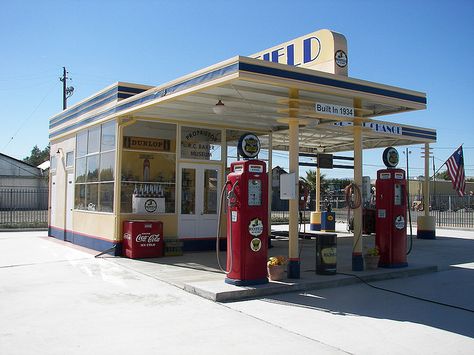 Restored 1934 Gas Station    This is a restored Richfield Gas Station in Coalinga, Ca. It is owned by a local museum. Coalinga California, Old Gas Pumps, Vintage Gas Pumps, Pompe A Essence, Gas Service, Old Garage, Old Gas Stations, Old Country Stores, Gas Pump