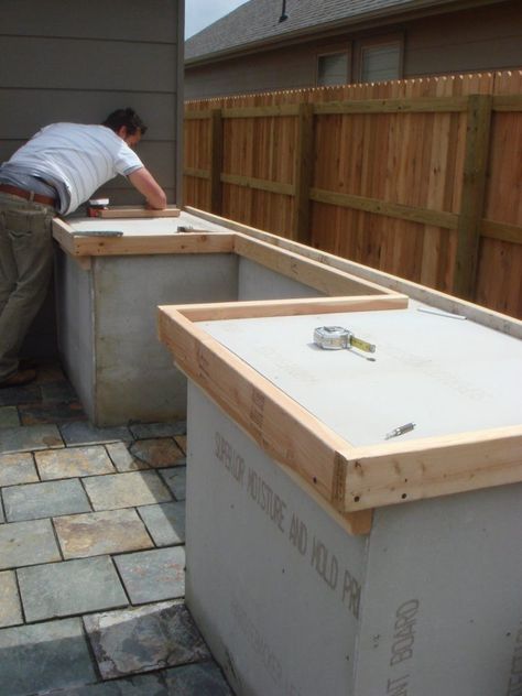 How to Build Outdoor Kitchen Cabinets? Outdoor Countertop, Block Furniture, Do It Yourself Decoration, Outdoor Kitchen Countertops, Outdoor Kitchen Cabinets, Lights Patio, Concrete Countertop, Outdoor Kitchen Bars, Build Outdoor Kitchen