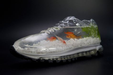 NIKE aquarium so freaking cool, I want one Unique Aquariums, Pet Heaven, Fish Tank Table, Fish Shoes, Amazing Aquariums, Cool Fish Tanks, Fish Bowls, Fish Tank Design, Fish Home