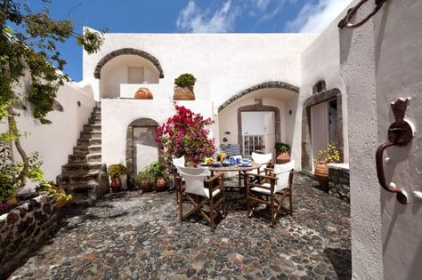 15 Romantic And Dreamy Patios Of Greece Greece House, Greece Architecture, Santorini Villas, Santorini House, Greece Villa, Courtyard Landscaping, Small Villa, Small Courtyard Gardens, Greek Villas