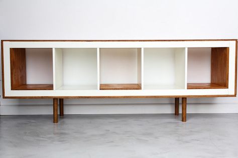 Turn a sideways Expedit (now the Kallax, $59.99) into a mid-century console. | 37 Cheap And Easy Ways To Make Your Ikea Stuff Look Expensive Ikea Expedit Hack, Apartment Ikea, Ikea Shelf Hack, Koti Diy, Mid Century Modern Sideboard, Ikea Bookcase, Sideboard Modern, Ikea Expedit, Ikea Bookshelves