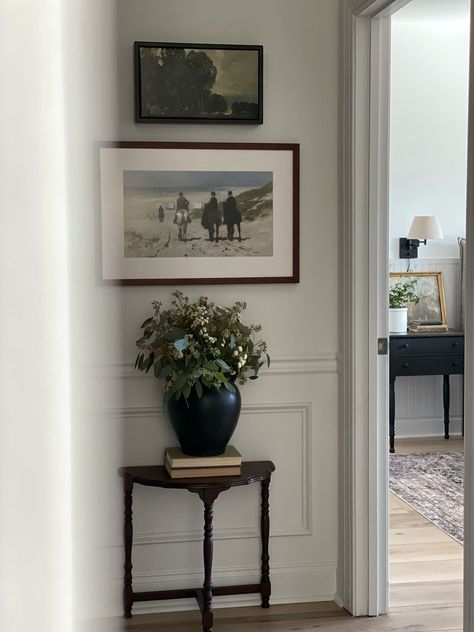 Modern Antique Decor, Antique Modern Decor, End Of Hallway, Decor Studio, Small Hallways, Ideas Living Room, Home Decor Living Room, Hiking Trail, Hallway Decorating