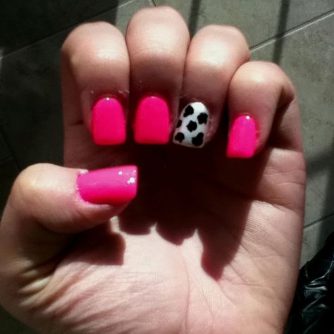 Pink n cow print nails Short Flare Nails, Orange Cow Print Nails, Nails Pink And Black, Pretty Presentation, Flared Nails, Cow Print Nails, Flare Nails, Ten Nails, Cow Nails