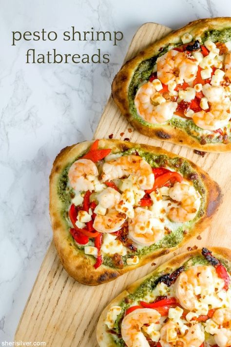 Pesto Shrimp Flatbread, Shrimp Pesto Pizza, Shrimp Flatbread Recipes, Flatbread Lunch Ideas, Seafood Flatbread, Shrimp Flatbread, Pesto Flatbread Pizza, Flatbread Toppings, Veggie Flatbread