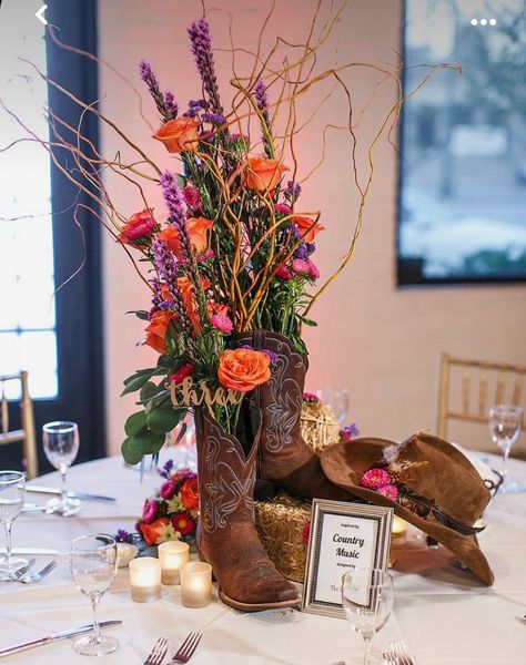 Texas Centerpiece Ideas, Country Concert Decorations, Boot Centerpieces Quinceanera, Texas Table Decorations, Classy Country Party, Texas Themed Party Decorations, Western Gala Decor, Wedding Ideas Western Theme, Texas Centerpieces