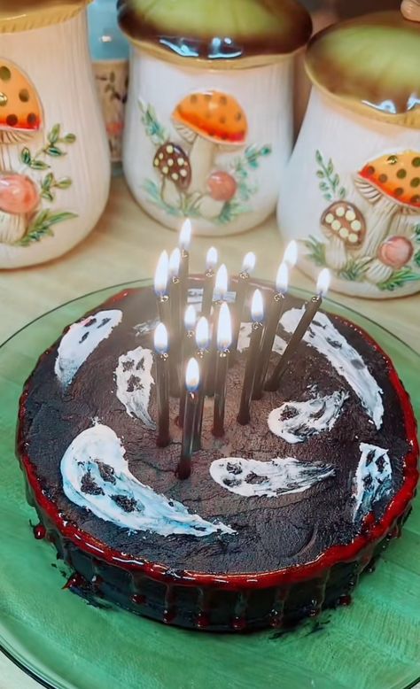 Black cake Moth Cake, Goth Cake, Cake Ideas, Moth, Love This, Birthday Cake, I Love, Cake, Birthday