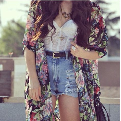 High waist shorts, kimono cardigan, & corset top, wearing this look all summer long White Kimono Outfit, Kimono Cardigan Outfit, How To Wear Kimono, Look Kimono, Cardigan With Shorts, Kimono Outfits, Floral Kimono Cardigan, Kimono Outfit, White Kimono