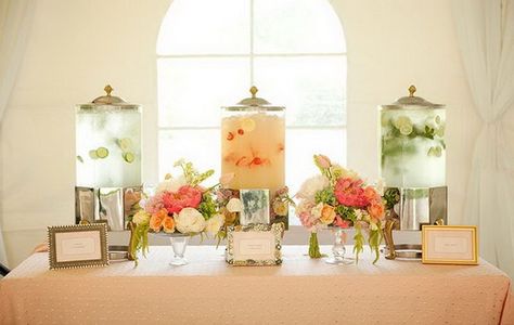 Water Drink Station. Give guests a quick cool down for the summer party reception with this water station.  Add stylish water dispensers with fanciful favors such as lemon, cucumber, lime, mint and strawberry for flesh flavor. Diy Wedding Bar Sign, Beverage Station Party, Diy Wedding Bar, Party Cooler, Sangria Bar, Diy Wedding Food, Drink Stations, Wedding Drink Station, Wedding Food Stations