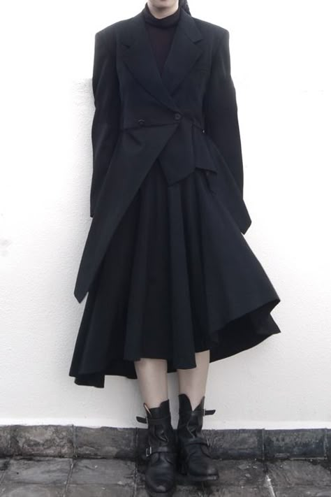 Skirt With Jacket Outfit, Masc Fem, Boots Dress, Woman In Black, Navy Coat, Urban Fashion Women, Black Layers, Material Things, Urban Chic