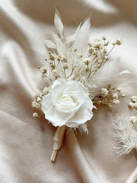 Pampas Buttonhole, Grooms Flowers Boutonniere, Groom Flower Pin, Cream Wedding Theme, Pampas Flower, Groom Buttonhole, Dried Flower Bouquet Wedding, White Rose Boutonniere, Groom Buttonholes