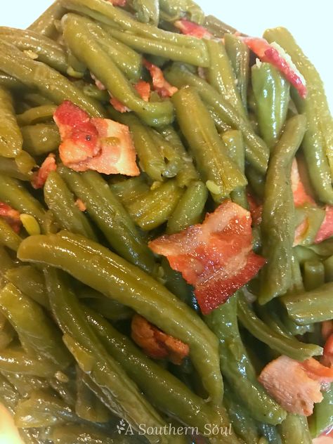 Southern Style Green Beans with Bacon (A Southern Soul) Soul Food Green Beans, Southern Green Beans Recipe, Country Green Beans, Southern Green Bean Recipes, Southern Style Green Beans, Southern Green Beans, Green Beans Side, Southern Greens, Green Beans Recipe