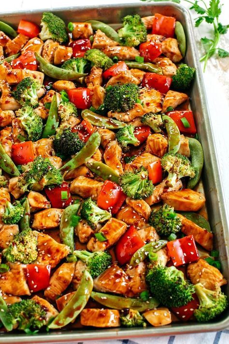 This Sheet Pan Sesame Chicken and Veggies makes the perfect weeknight dinner that’s healthy, delicious and easily made all on one pan in under 30 minutes!  Perfect recipe for your Sunday meal prep too! Sesame Chicken And Veggies, Resep Vegan, Chicken And Veggies, Sheet Pan Dinners Recipes, Resep Salad, Sunday Meal Prep, Sesame Chicken, Health Dinner, Makanan Diet