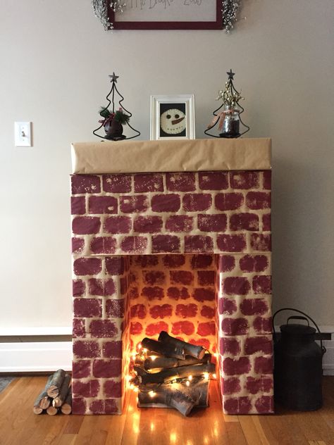 Cardboard fireplace, with real wood, and lights as fire. Love, love, love this. It was so easy to make. Wrapped in craft paper, blocks sponged on!! All done! Faux Foyer, Fall Eucalyptus, Fireplace Wreath, Diy Christmas Fireplace, Log Decor, Door Mesh, Cardboard Fireplace, Books Diy, Fake Fireplace