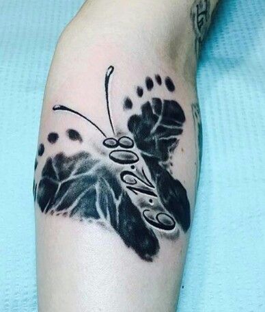 Butterfly with feet & date of birth. Tattoos For Your Baby, Name Tattoos Designs, Baby Footprint Tattoo, Datum Tattoo, Baby Tattoo Designs, Pride Tattoo, Tattoos Unique, Mommy Tattoos