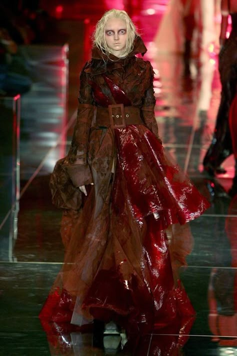 Halloween Haute Couture, John Galliano Dior, Christian Dior Runway, Horror Fashion, 2006 Runway, Dior Runway, Galliano Dior, Christian Dior Couture, Dior Fashion