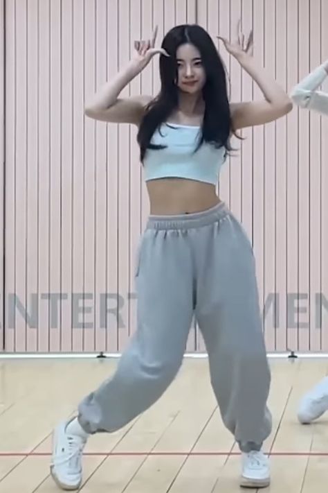 K Pop Idol Dance Practice Outfit, Practice Dance Outfits Kpop, Yeji Dance Practice Outfit, Jennie Dance Practice Outfit, Dance Practice Fits Kpop, Pink Story, Dance Outfits Practice, Practice Outfits, Gym Fits