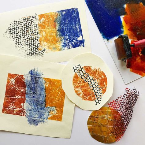 This kitchen table printing method is so accessible—no cumbersome printmaking tools are needed! Kids Printmaking, Linoleum Printmaking, Printmaking Projects, Gelli Printing Art, Textiles Sketchbook, Cloth Paper Scissors, Linocut Printmaking, Printmaking Art, Camping Art