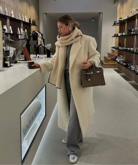 Cream Coat Outfit Winter, Cream Coat Outfit, Winter Long Coat, Long Coat Outfit, Cream Scarf, Fall Winter Style, Winter Coat Outfits, Nyc Fits, Cream Coat