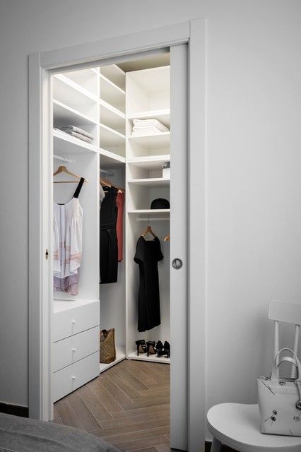 Corner Wardrobe Ideas, Two Story Closet, Small Walk In Wardrobe, Walk In Closet Layout, Small Closet Design, Diy Walk In Closet, Organizing Walk In Closet, Small Walk In Closet, Closet Small Bedroom